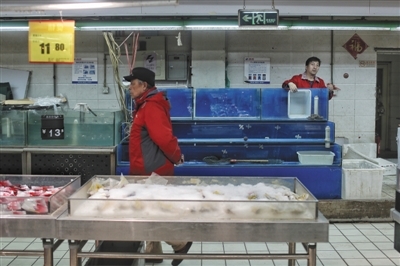 多家超市活鱼下架 食药监:非水体污染_凤凰资讯